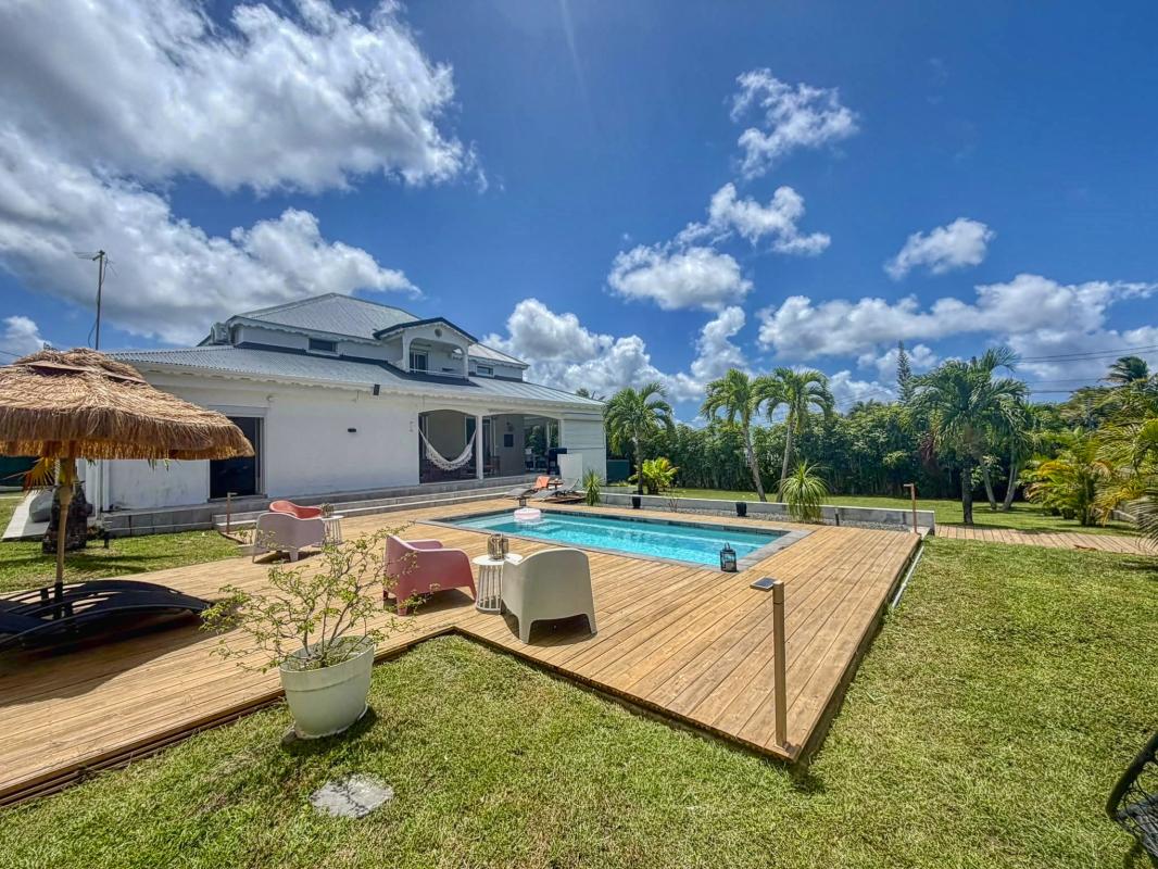 30.A louer villa avec piscine et vue mer St François Guadeloupe